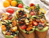 Bruschetta avocat, tomates et réduction de balsamique