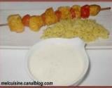 Brochettes de poulet tandoori et sauce au yaourt + riz complet au curcuma