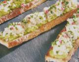 Tartines au carré frais, crabe, avocat et cornichon