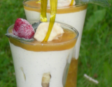 Verrine de reine claude, mousse à la vanille et crumble au chocolat blanc