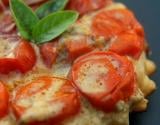 Mini-tatin aux tomates-cerises et au roquefort, soupçon de basilic