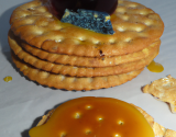 Bleu de Gex Haut-Jura au caramel de miel sur crackers au cumin