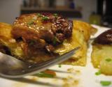 Foie gras en croûte feuilletée et oignons confits