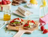 Tartine de Sainte-Maure-de-Touraine AOP, fraises et avocat