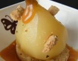 Poire pochée farcie avec une compotée de pommes, caramel et crumble aux noisettes