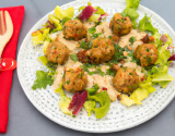 Boulettes de poulet, sauce aux cacahuètes et salade d'herbes