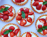 Tartelettes aux fraises sur sablé et crème mascarpone vanillée