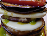 Mille-feuilles de tomate, aubergines grillées, mozzarella et sa sauce pesto