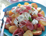 Salade au chèvre chaud, jambon et pommes de terre