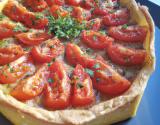 Tarte au thon, coulis de tomates et herbes