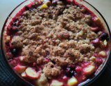 Crumble aux pommes et aux fruits rouges.