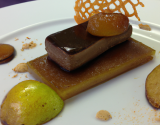 Pavé de chocolat au foie gras poêlé avec ses croustillants de pommes