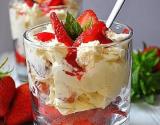 Eton Mess ou verrines de fraises, meringue et crème fouettée