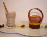 Fève de cacao Xocoméli sur une marmelade de clémentine vanille bourbon et brownie, accompagnée d'un chocolat frappé au goût de pain d'épices