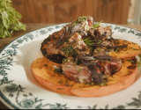 Agneau grillé au feu de bois et courge, pesto d'herbes