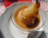 Poires pochées au sirop de cannelle et crème caramel au beurre salé