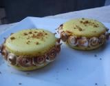 Tarte au citron meringuée servie en macarons