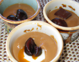 Petits chaudrons de pot de crème à l'Armagnac, pruneaux gorgés et sirop