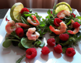 Coupes de salade crevettes et framboises