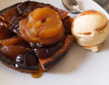 Tarte tatin de pêches rôties et son sorbet au chocolat au lait