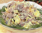 Salade de bœuf avec des champignons