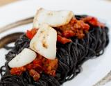 Linguine à l'encre de seiche, calamars et chorizo