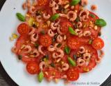 Carpaccio de tomates aux crevettes grises, pignons, pistaches et graines de courge