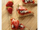 Toasts poivron confit, fraise et Roquefort