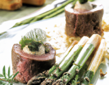 Filet d'agneau en croûte d'herbes et religieuse tiède aux asperges