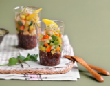 Verrine de quinoa, petite salade de surimi, mangue et graines germées