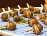 Brochettes d'escargots au lard paysan