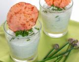 Verrine de mousse de concombre au Chavroux et chips de bacon