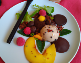 Salade de fruits exotiques, raviole chocolat, sorbet litchi