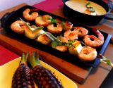 Gambas coco, fondue de poireaux et pommes de terre grillées