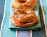 Bagels aux graines de pavot et saumon fumé