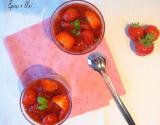 Mousseux de ricotta à la mentre et nage de fraises au Xérès et basilic