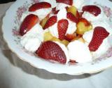 Coupe de fraise et ananas comme une pavlova