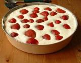 Crème mousseuse aux fraises sur lit breton croustillant au chocolat