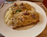 Croque au poulet assaisonné de noix de muscade et curry