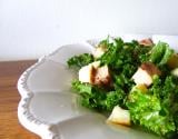 Salade de kale, petits pois, tofu fumé et halloumi