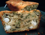 Cake à la feta et aux herbes