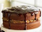 Gâteau étagé aux brisures de chocolat et au caramel, glaçage fondant au chocolat