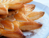 Galette soleil fourrée au chocolat blanc, noisettes et spéculoos