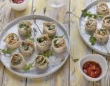 Wraps apéritifs aux oignons caramélisés, crème de roquefort, poire et roquette