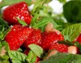 Salade d'herbes et de fraises aux parfums d'été