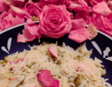 Kashmiri pulao aux pétales de rose (riz indien) avec sa raïta