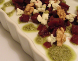 Salade de betterave au roquefort et aux noix, vinaigrette au pesto de pistache