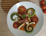 Verinne calamars à l'américaine, chèvre chorizo, courgette et tomate verte