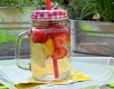 Eau aromatisée au citron jaune, citron vert et fraises (Detox water)