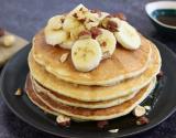 Pancakes au sirop d'érable, bananes et noisettes